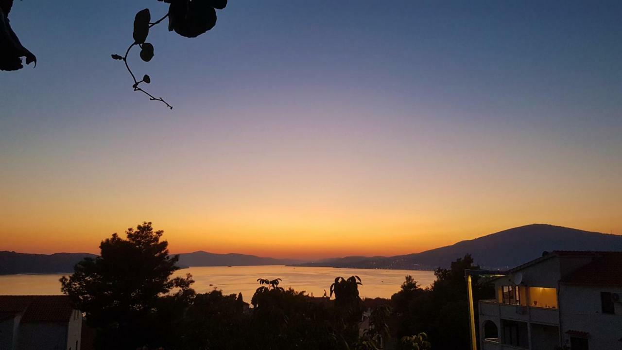 Apartment Okrug Gornji - Trogir With Sea View Exterior foto